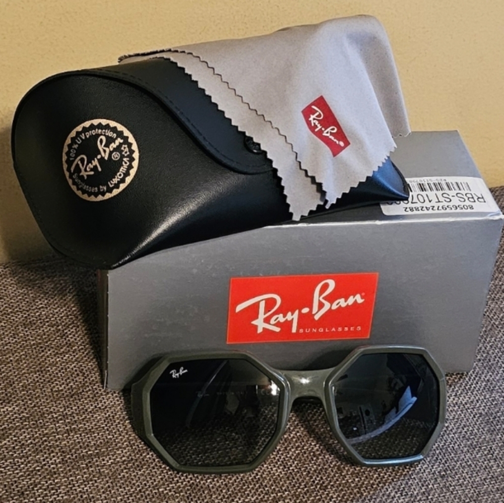 RAY BAN SUNGLASSES NWT ( SOLD OUT) IN THIS COLOR